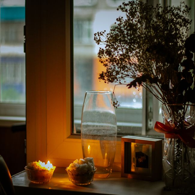 Intérieur chaleureux avec bougies et fleurs
